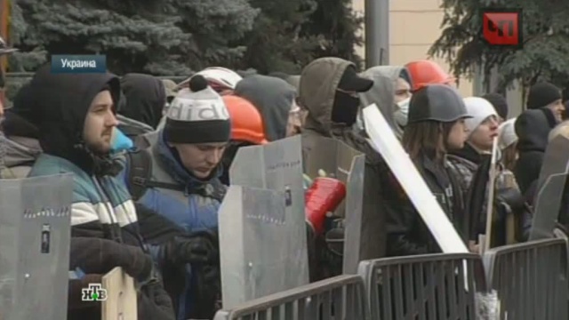 Люди с дубинами и арматурой ворвались в кабинет губернатора Харькова 