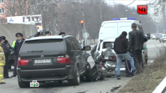 Во Владикавказе водитель BMW сбил на тротуаре женщину с ребенком