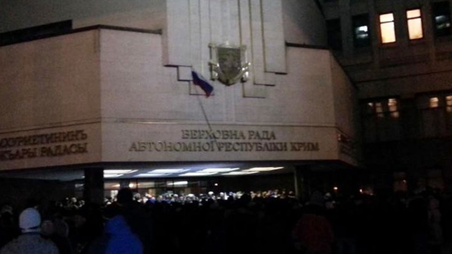 Над парламентом Крыма подняли российский флаг