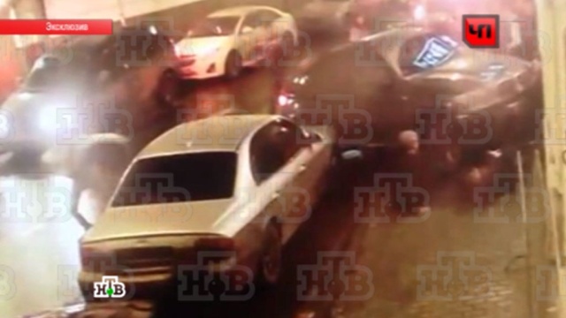 BMW на камеру таранил людей у входа в московский клуб