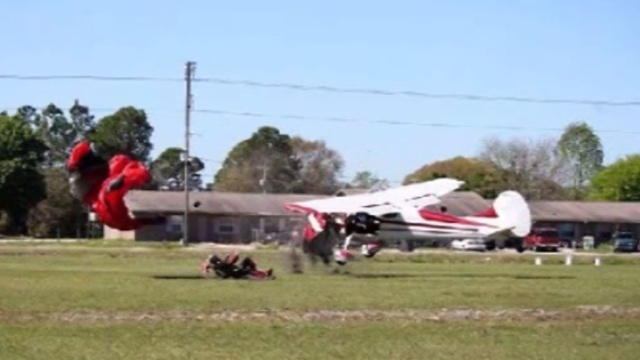 Самолет врезался в парашютиста и рухнул: кадры столкновения
