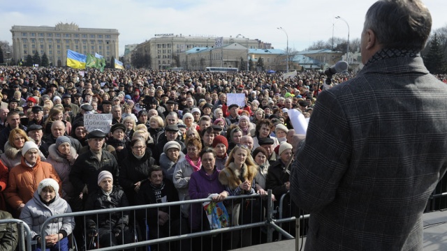 Митингующие в Харькове требуют референдум о расширении автономии 