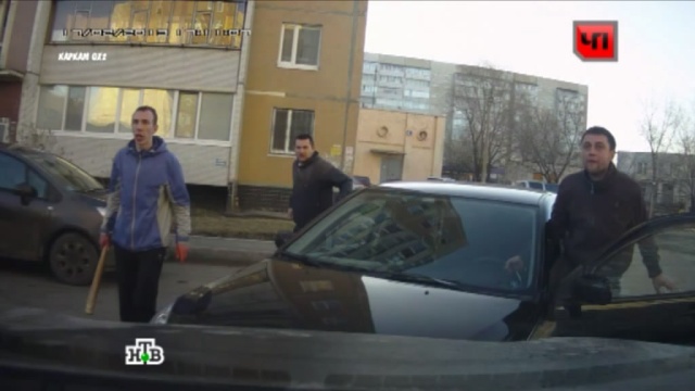 В Ульяновске пьяные дебоширы разгромили несколько машин битами: видео