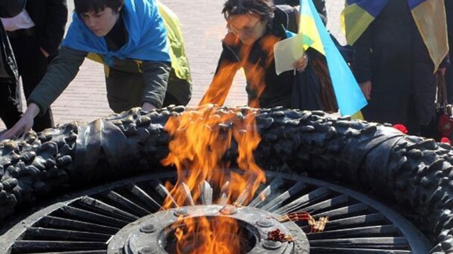 Пресс-секретарь партии УДАР в Одессе сожгла георгиевские ленточки на Вечном огне