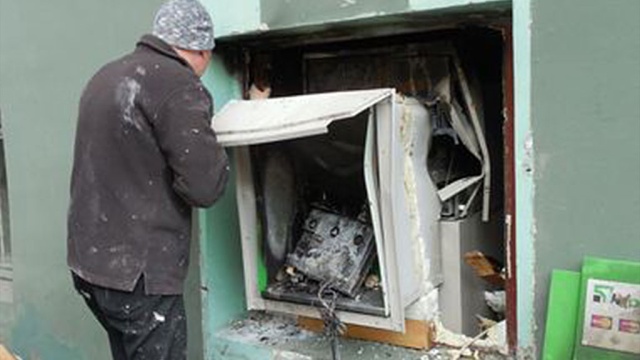 Хулиганы в Харькове громят банкоматы 