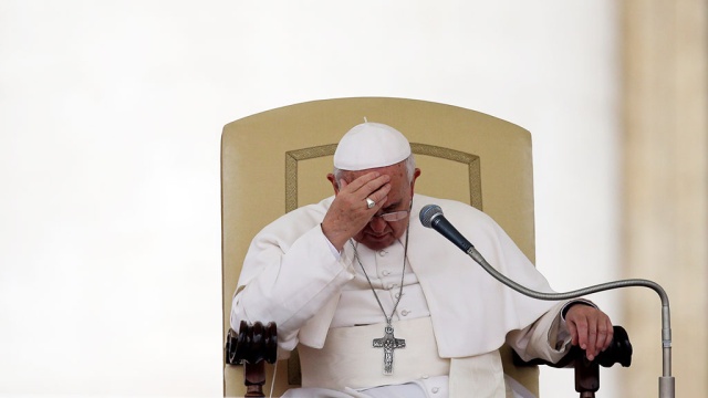 Папа римский извинился за священников-педофилов 