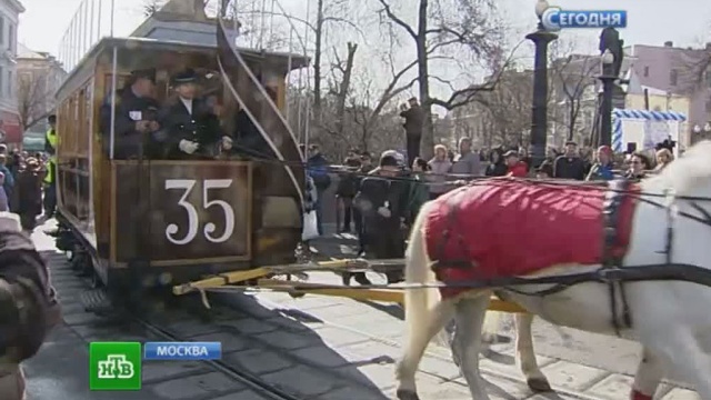 В Москве день рождения трамвая отметили парадом старинной рельсовой техники