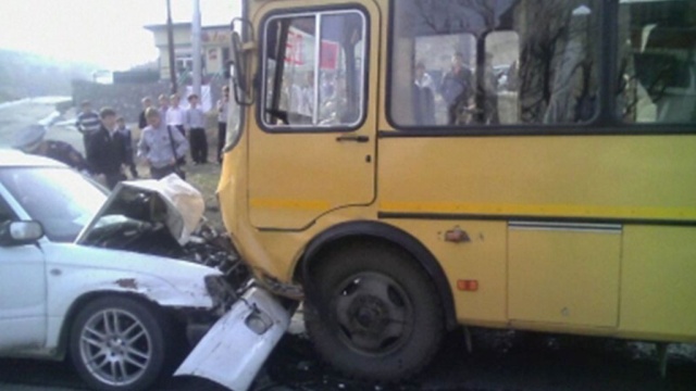 В Приморье 5 подростков пострадали в ДТП со школьным автобусом