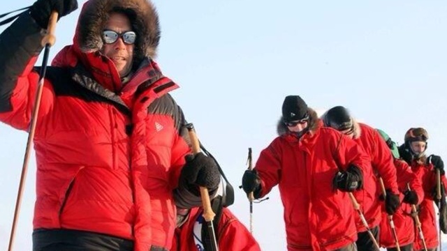 Юные полярники и Павел Астахов доедают последний кулич на Северном полюсе