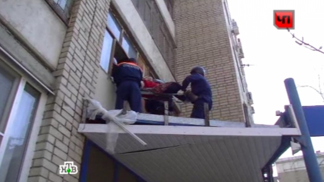Саратовская пенсионерка выжила после падения с пятого этажа