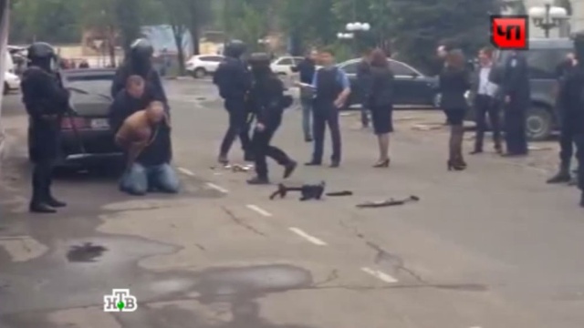 Люди в штатском открыли огонь по ополченцам возле банка в Донецке