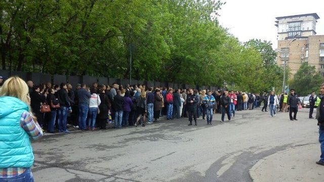 В Москве тысячи украинцев голосуют на референдуме о статусе регионов
