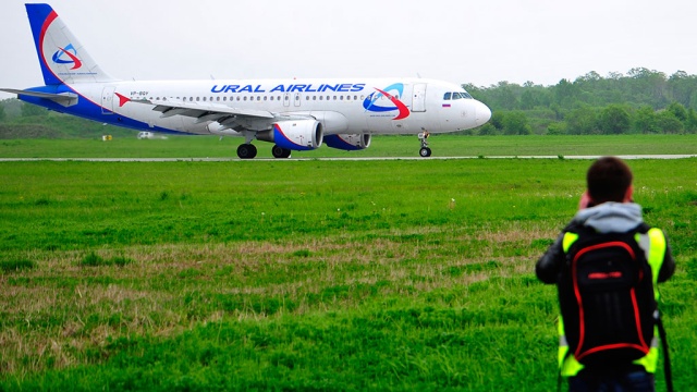 Российский самолет с дымящимся двигателем вынужденно сел в Праге