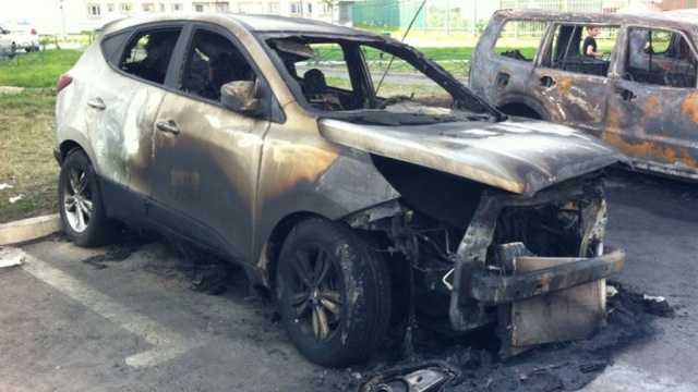 Неизвестный поджигатель спалил три джипа в Москве