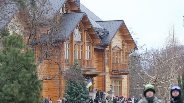 Мародеры с Майдана разграбили резиденцию Януковича 