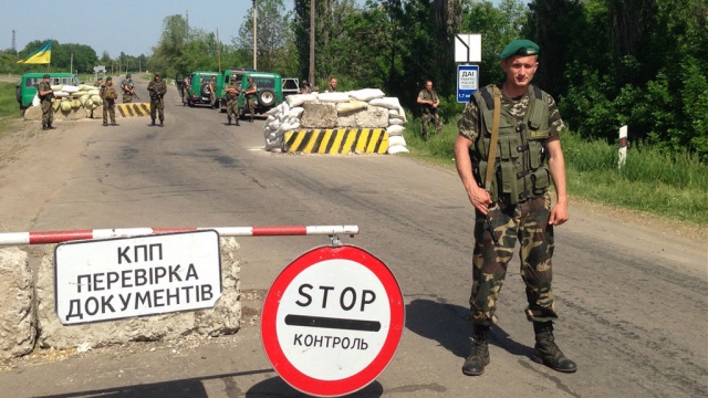 Украинские военные роют траншеи и ставят противотанковые ежи на границе с Россией