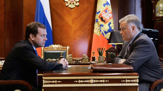 Медведев потребовал оказать помощь всем пострадавшим в катастрофе поезда в Подмосковье