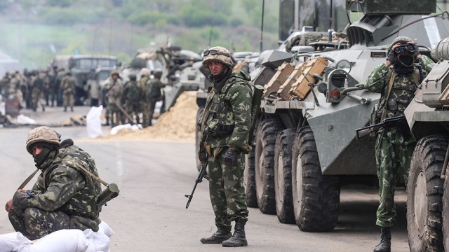 Власти ЛНР призывают жителей не паниковать из-за военного положения