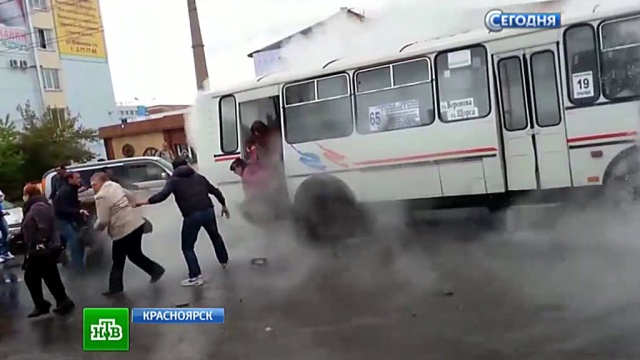 Обварившихся людей из автобуса в Красноярске спасали очевидцы