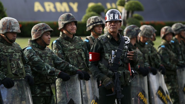 После военного переворота в Таиланде начались аресты членов правительства 