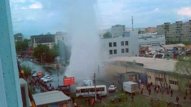 В Красноярске маршрутка провалилась в яму с кипятком: ошпарило 9 человек