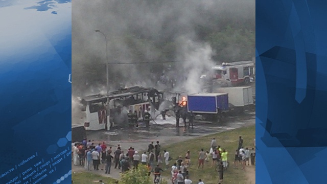 На юге Москвы сгорели два автобуса и три легковушки