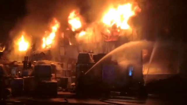 В Новой Москве на рынке тушат крупный пожар