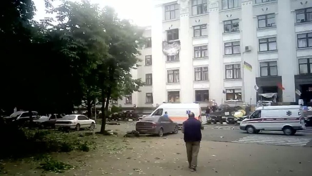 Военный самолет сбросил бомбу на центр Луганска
