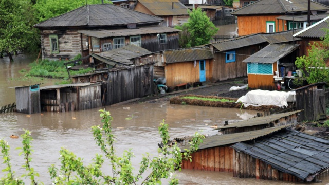 Наводнение на Алтае затопило более 9 тысяч домов: спасатели не успевают вывозить жителей