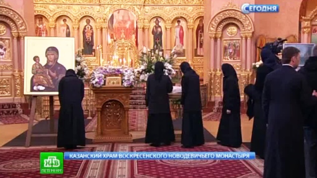 Петербургские верующие идут поклониться сербским святыням