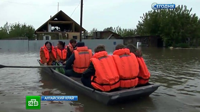 Число эвакуированных из затопленного поселка под Барнаулом превысило 800