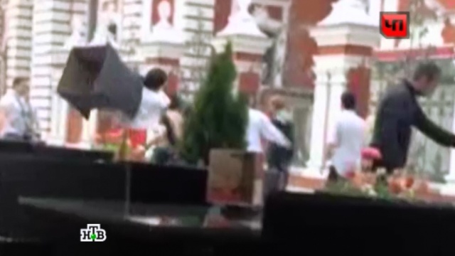 В центре Москвы сотрудницы пиццерии избили стульями работников соседнего кафе: видео
