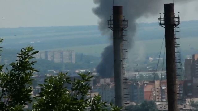В Славянске один из снарядов угодил в АЗС: после взрыва вспыхнул пожар