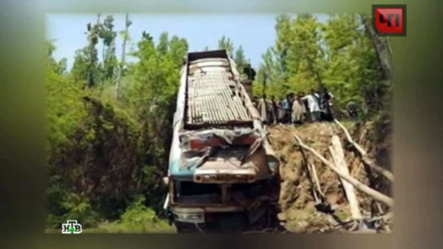Автобус с российскими паломниками сорвался в реку с узкой дороги: видео из Индии