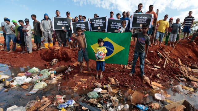 Бездомные рабочие Бразилии не намерены срывать футбольный ЧМ