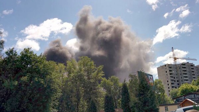 Гигантский пожар: огонь уничтожает кабельный завод в Подмосковье