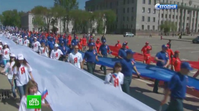 Главная улица Иркутска в День России превратилась в гигантский живой триколор