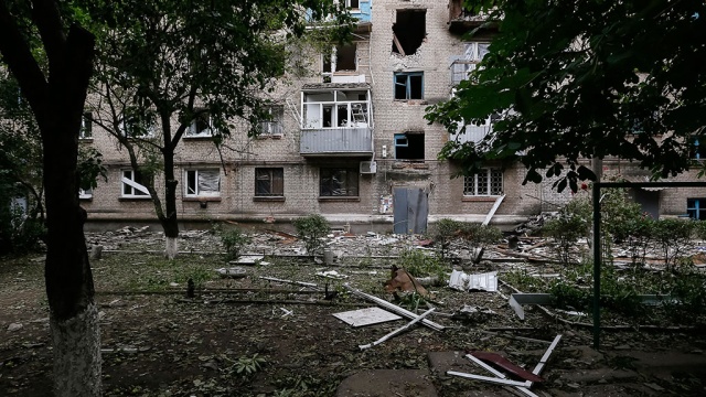 Украинские военные бомбят пригород Луганска
