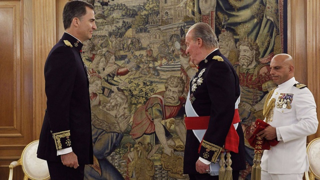 Новый король Испании устраивает прием без салюта и шампанского