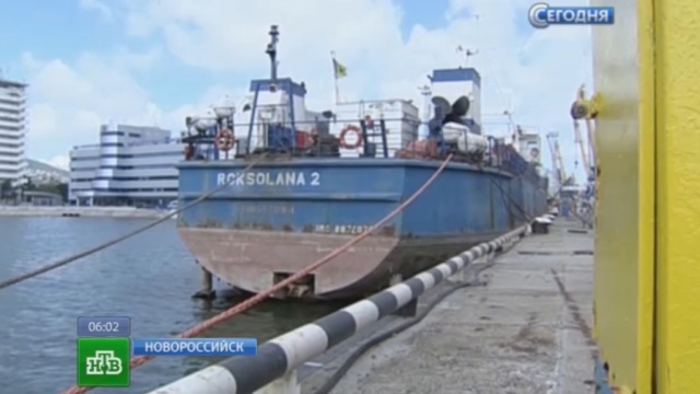 Жители Новороссийска подкармливают застрявших в порту украинских моряков