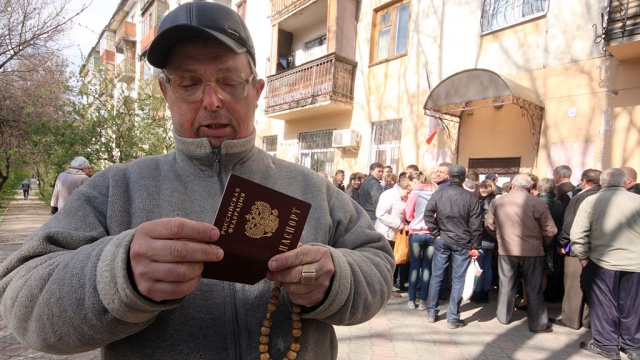 ФМС готовится выдать миллионный российский паспорт в Крыму