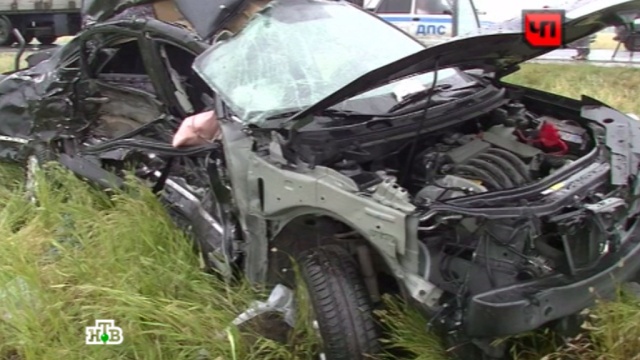 В Энгельсе Nissan лоб в лоб врезался в грузовик и убил трех человек