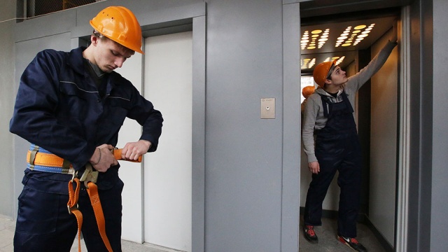 В центре Москвы рабочие рухнули в шахту лифта