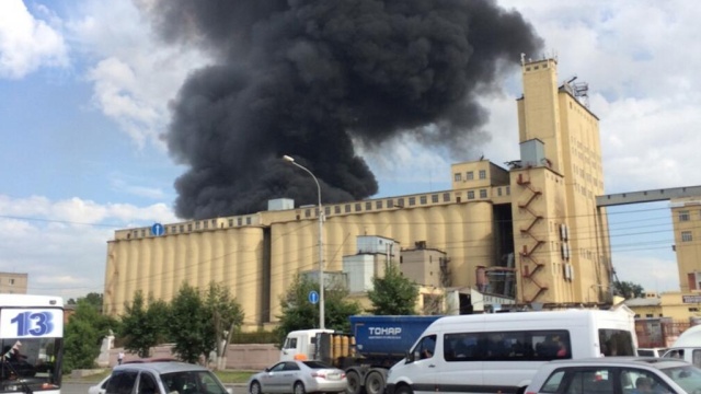 Крупный пожар в Новосибирске: в городе горит склад с пластмассой