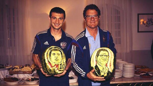 Игроки футбольной сборной подарили Капелло и Дзагоеву по арбузу