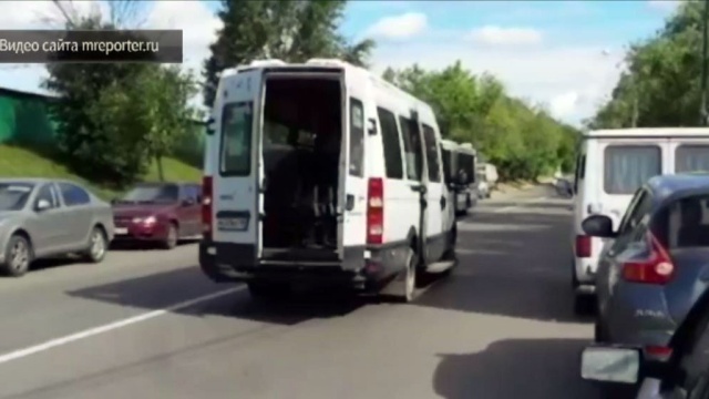 В Москве из маршрутки на полном ходу выпала женщина