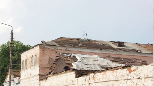 Снес пять крыш в Туле и идет на Москву: в центре России бушует ураган