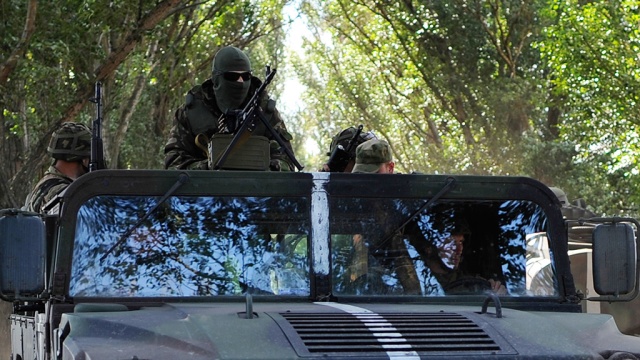 Украинские военные обстреливают бегущих из Николаевки мирных жителей