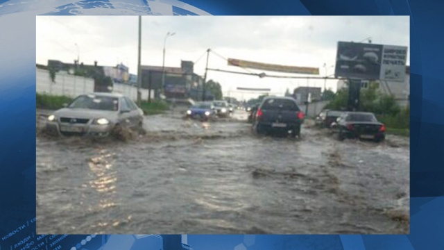Улицы Ижевска вновь ушли под воду после мощного ливня