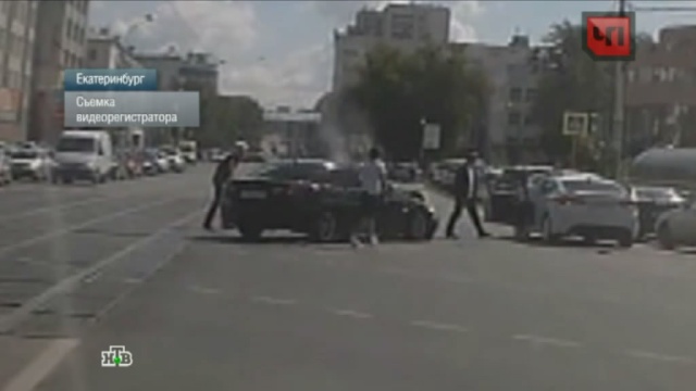 Водители устроили перестрелку на оживленном перекрестке в Екатеринбурге: видео